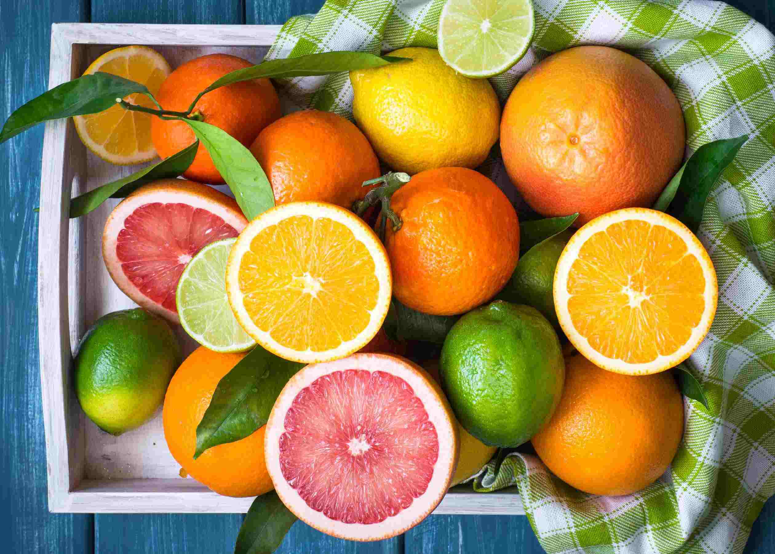 Апельсин сколько есть. Лайм лимон апельсин мандарин. Грейпфрут, кумкват и Цитрусы. Цитрусы ассорти. Витамины в цитрусовых.